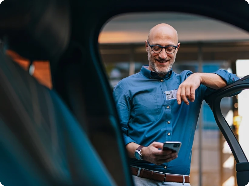 Teaser FSK Mann mit Führerschein am Auto