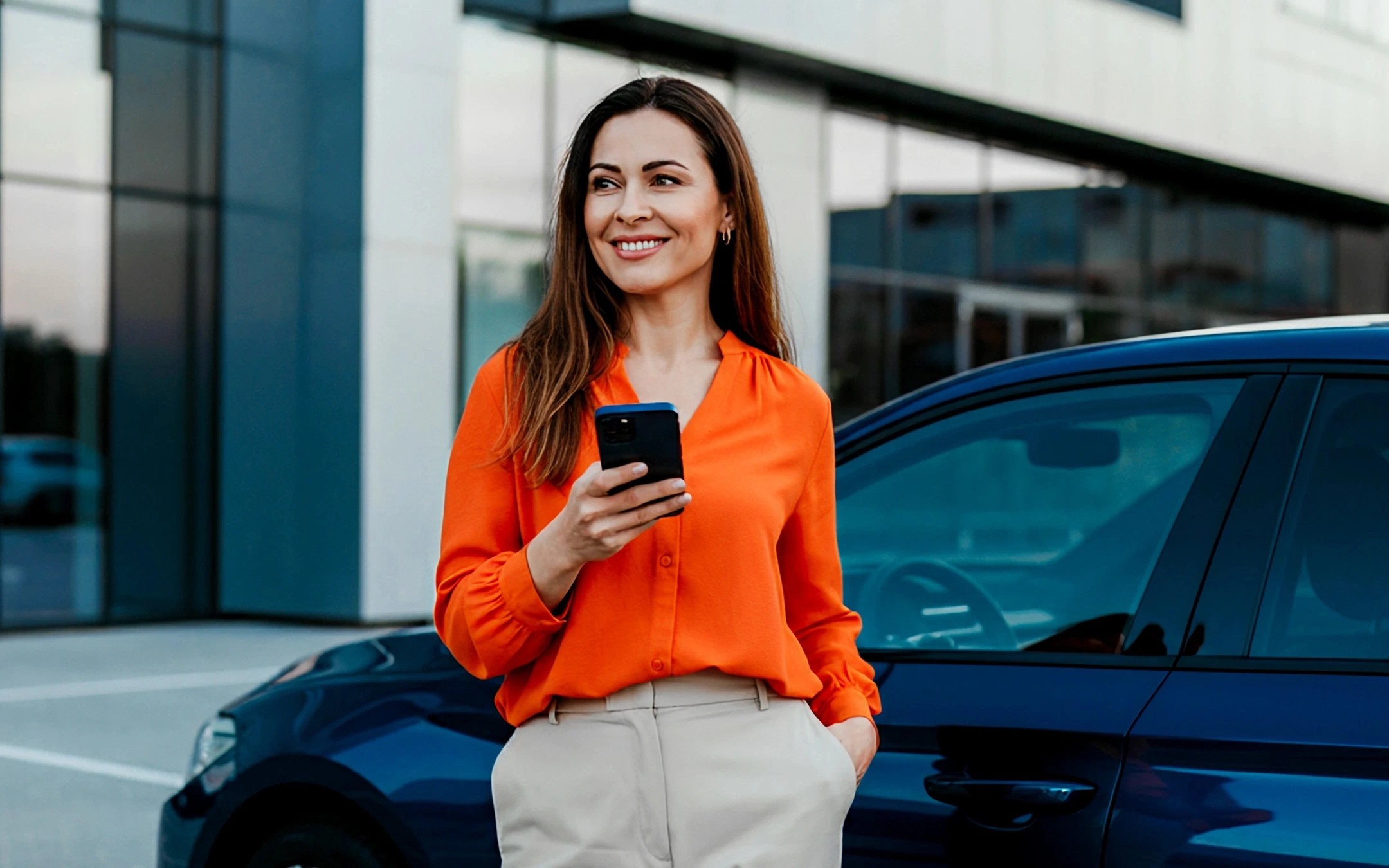 Header LapID Frau mit Smartphone vor Auto